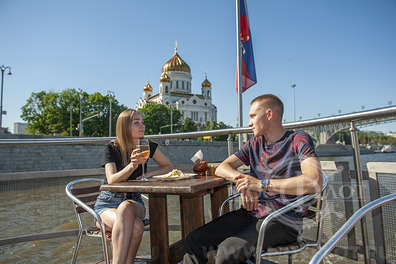 Центральный прогулочный маршрут Москвы на теплоходах-ресторанах от трех причалов