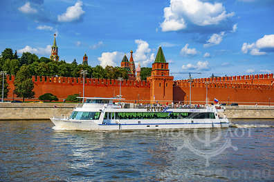 Дневной рейс на панорамном теплоходе «Ривер Лаунж» к деловому центру столицы Москва-Сити