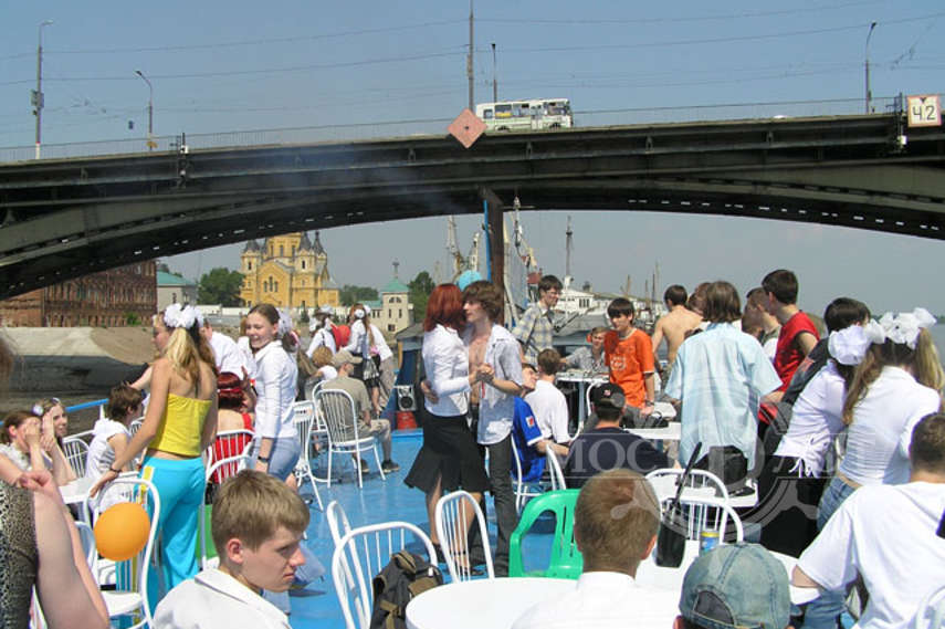 Прогулки на теплоходе с дискотекой москва. Выпускной на теплоходе по Москве реке. Последний звонок на теплоходе. Выпускной вечер на теплоходе. Дискотека на теплоходе.