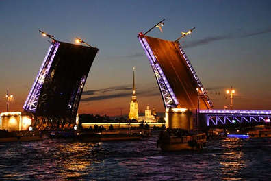 Ночная речная экскурсия в Санкт-Петербурге «Под разведенными мостами»