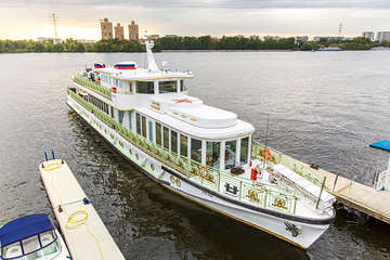 Теплоход Поручик Ржевский в аренду от собственника в Москве