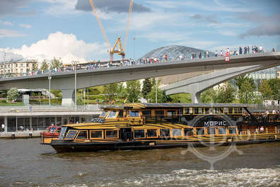 Прогулка по Москве-реке на дизайнерском теплоходе «Морис» от Киевского вокзала