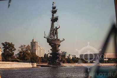 Прогулка по Москве-реке на дизайнерском теплоходе «Волна» от Парка Горького