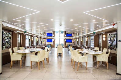 Речная прогулка на яхте-ресторане класса люкс Palma De Сочи с обедом или ужином в День Победы