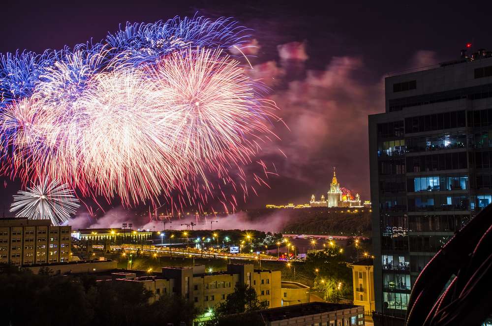 Когда будет салют в москве. Салют Воробьевы горы. Салют Воробьевы горы день города. Воробьевы горы вид на салют. Салют в Москве с Воробьевых гор.