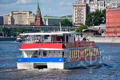 Речная прогулка по центру Москвы на теплоходах Снегири от Киевского вокзала до парка "Зарядье"