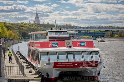 Речная прогулка по центру Москвы с просмотром салюта в День Победы на теплоходе Снегири-1