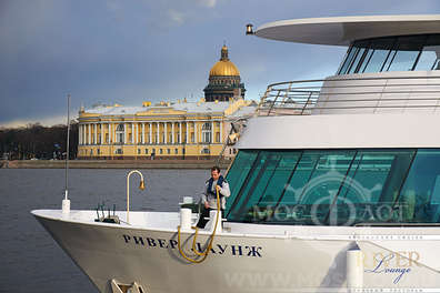 Речная прогулка в День города на теплоходе "Ривер Лаунж" по центру Москвы с ужином