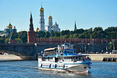 Школьная экскурсия на теплоходе с гидом на борту от Кремля