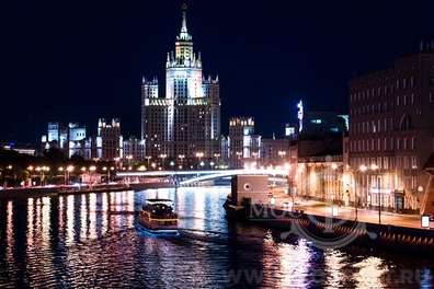 Вечерний круиз по центру Москвы на теплоходе-ресторане