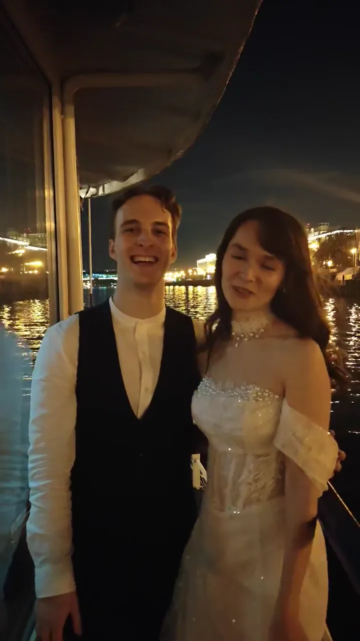 Молодожёны на вечерней палубе теплохода Легенда