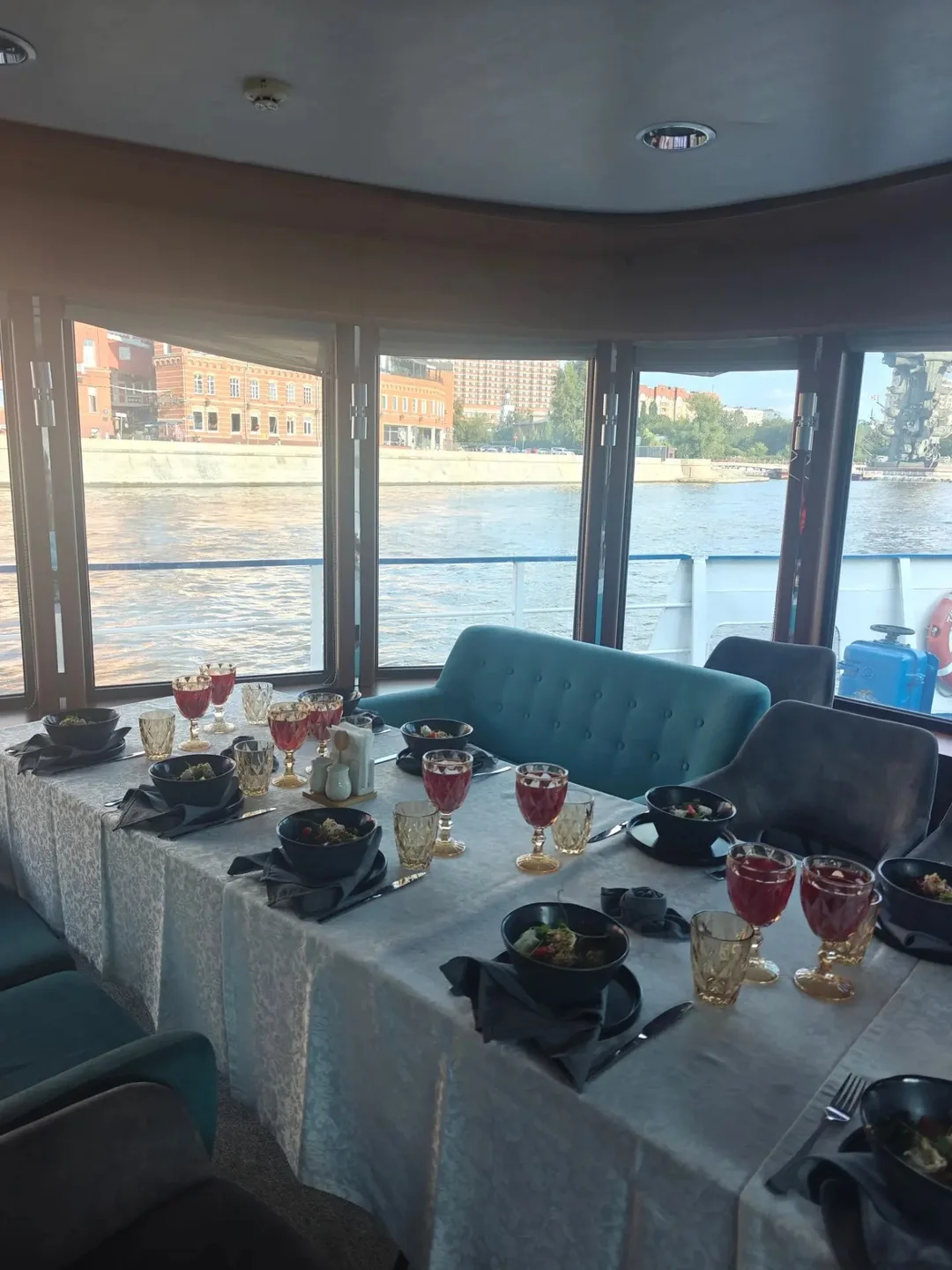 Сервировка в VIP-зале теплохода Легенда во время мини-свадьбы
