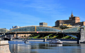 Речная прогулка по центру Москвы от причала Киевский до парка Зарядье