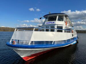 Берега Невы — Водная прогулка по Неве с подходом к Финскому заливу на двухпалубных теплоходах «МИРАЖ» и «Москва 64»