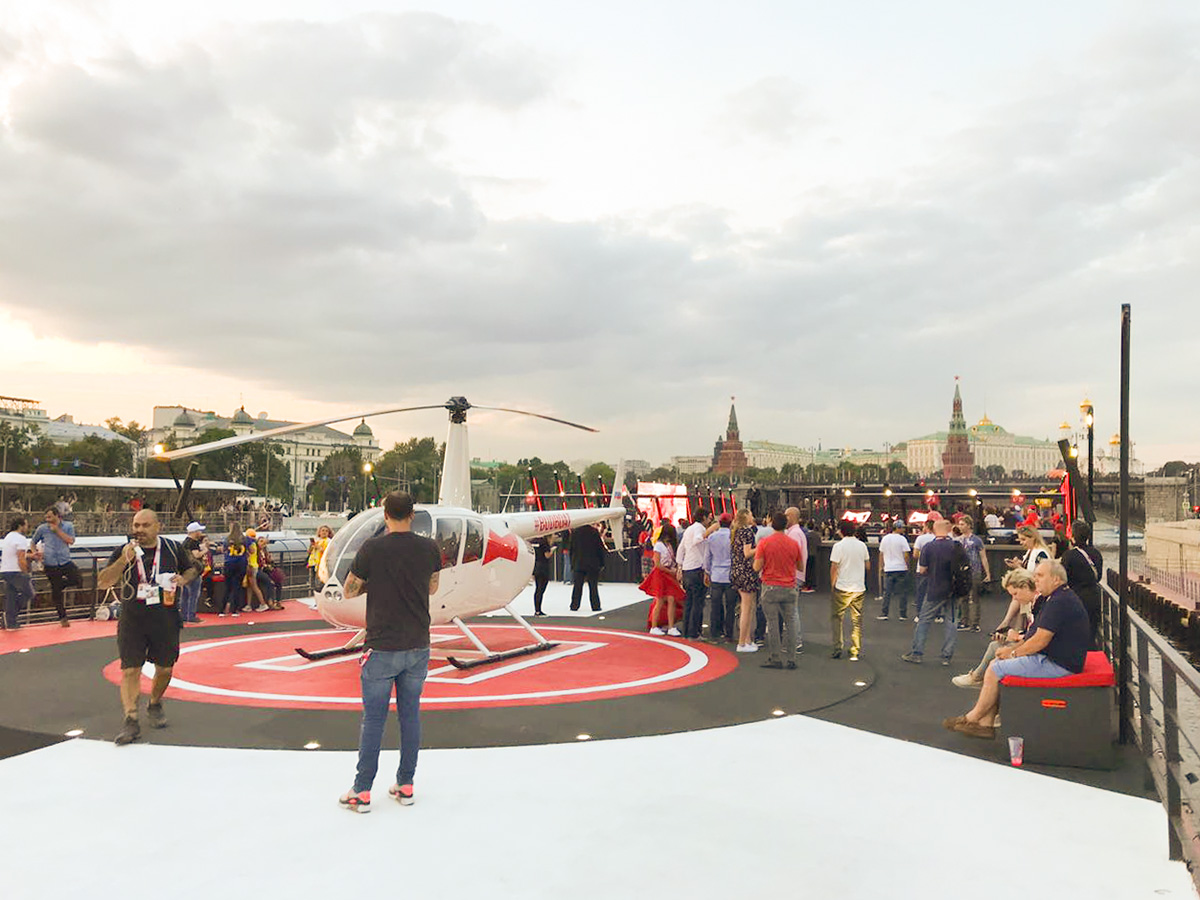 Теплоход BUD с вертолетной площадкой