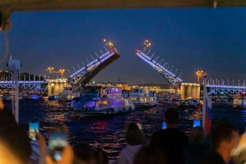 Экскурсия под развод мостов на 2-палубном теплоходе