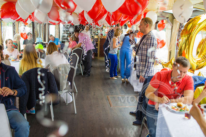 Речной трамвайчик для проведения праздников