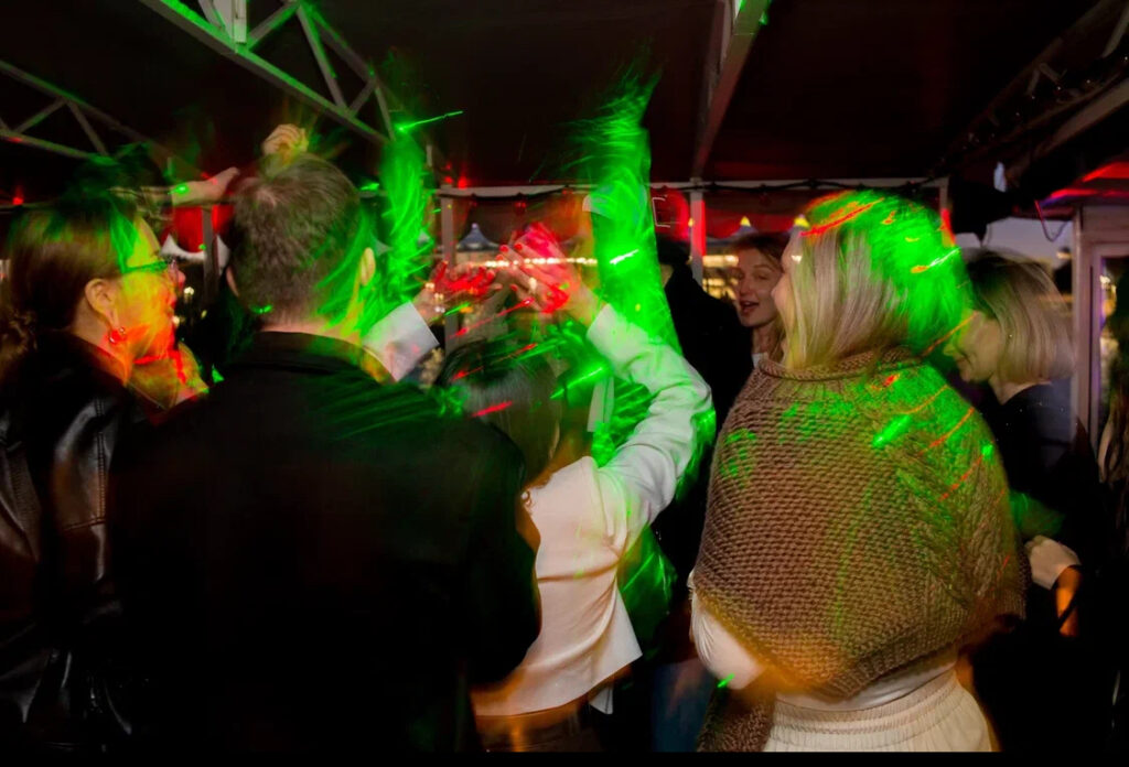 «ФЛАГМАН НИ КОГДА НЕ СПИТ!» ВЕЧЕРНЯЯ ПРОГУЛКА С DISCO ПО МОСКВА-РЕКЕ НА ТЕПЛОХОДЕ ФЛАГМАН от причала КИЕВСКИЙ