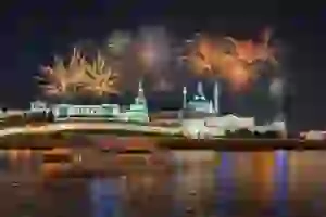 Салют у Казанского кремля и теплоход на реке