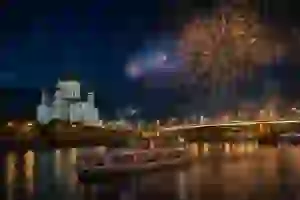 Салют у Храма Христа Спасителя и теплоход на Москве-реке