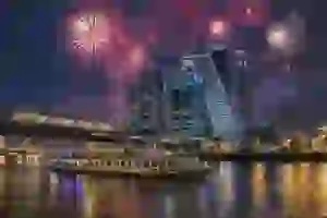 Салют у Москва-Сити и теплоход на Москве-реке