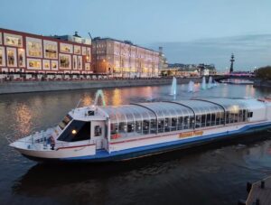 День города на панорамном теплоходе «Москва Ривер» с просмотром городского салюта*