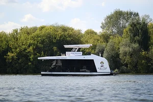 Хаусбот «Энди Уорхол» во время прогулки по Москве-реке