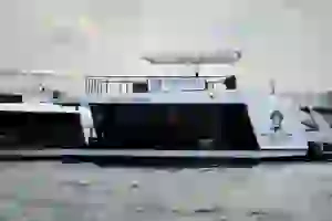 Двухпалубный хаусбот «Энди Уорхол», вид сбоку