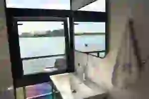 Каюта хаусбота «Фрэнк Синатра» с видом на воду