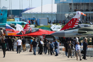 aviashou-maks-s-borta-komfortabelnogo-teplokhoda-avgustina-i-aleksiya-04