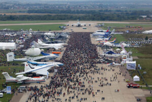 aviashou-maks-s-borta-komfortabelnogo-teplokhoda-avgustina-i-aleksiya-05