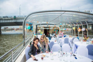 den-goroda-na-panoramnom-teplokhode-moskva-river-s-prosmotrom-gorodskogo-salyuta-04