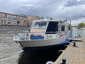 den-goroda-na-panoramnom-teplokhode-moskva-river-s-prosmotrom-gorodskogo-salyuta-05