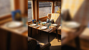 den-pobedy-na-teplokhode-volna-ot-krymskogo-mosta-05