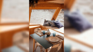 den-pobedy-na-teplokhode-volna-ot-krymskogo-mosta-06