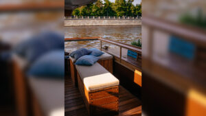 den-pobedy-na-teplokhode-volna-ot-krymskogo-mosta-07