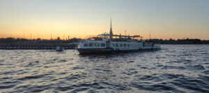 diskoteka-na-razvod-mostov-na-dvukhpalubnykh-teplokhodakh-v-sankt-peterburge-01