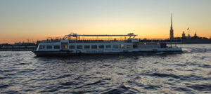 diskoteka-na-razvod-mostov-na-dvukhpalubnykh-teplokhodakh-v-sankt-peterburge-03