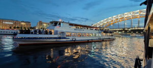 diskoteka-na-razvod-mostov-na-dvukhpalubnykh-teplokhodakh-v-sankt-peterburge-04