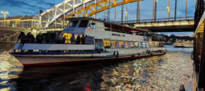 diskoteka-na-razvod-mostov-na-dvukhpalubnykh-teplokhodakh-v-sankt-peterburge-05