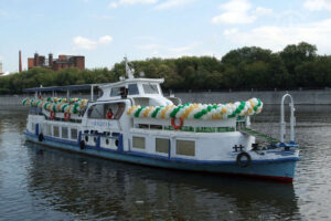 ekskursiya-na-rechnom-tramvaychike-moskva-istoricheskaya-01