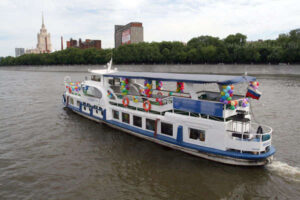 ekskursiya-na-rechnom-tramvaychike-moskva-istoricheskaya-02