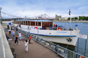 grand-progulka-po-tsentru-moskvy-na-panoramnom-teplokhode-santa-mariya-01