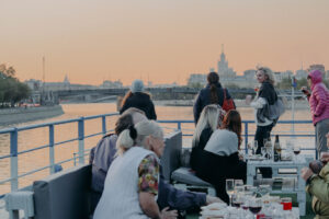 grand-progulka-po-tsentru-moskvy-na-panoramnom-teplokhode-santa-mariya-02