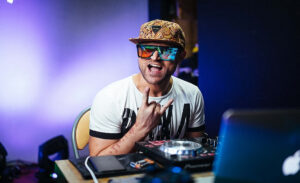 grand-progulka-po-tsentru-moskvy-na-panoramnom-teplokhode-santa-mariya-03