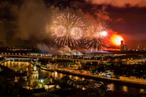 kruiz-ko-dnyu-pobedy-na-teplokhodakh-elizaveta-i-organizator-s-prosmotrom-salyuta-01