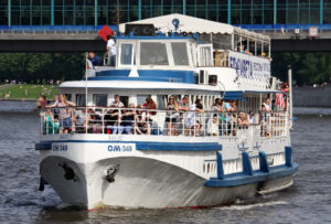 kruiz-ko-dnyu-pobedy-na-teplokhodakh-elizaveta-i-organizator-s-prosmotrom-salyuta-02