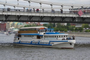 kruiz-ko-dnyu-pobedy-na-teplokhodakh-elizaveta-i-organizator-s-prosmotrom-salyuta-03