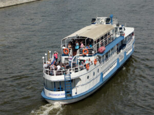 kruiz-ko-dnyu-pobedy-na-teplokhodakh-elizaveta-i-organizator-s-prosmotrom-salyuta-05