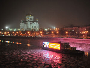 kruiz-po-vsemu-centru-stolicy-na-komfortabelnom-teplohode-zhyul-vern-02